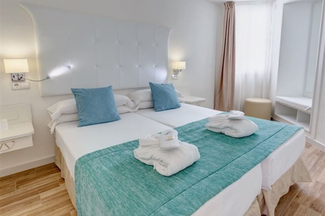 FERGUS STYLE CALA BLANCA SUITES - ložnice junior suite + suita superior