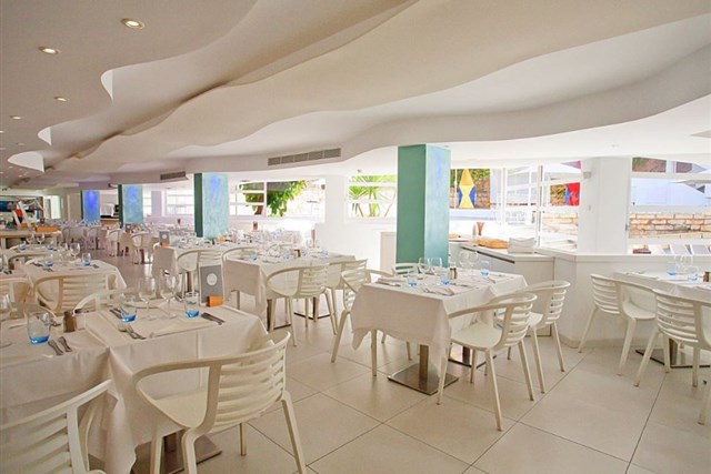 FERGUS STYLE CALA BLANCA SUITES - restaurace